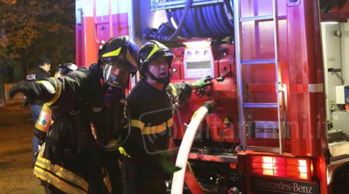 Incendio a Viserba: in fiamme garage condominiale in via Giordano, c'&egrave; il sospetto del dolo - 