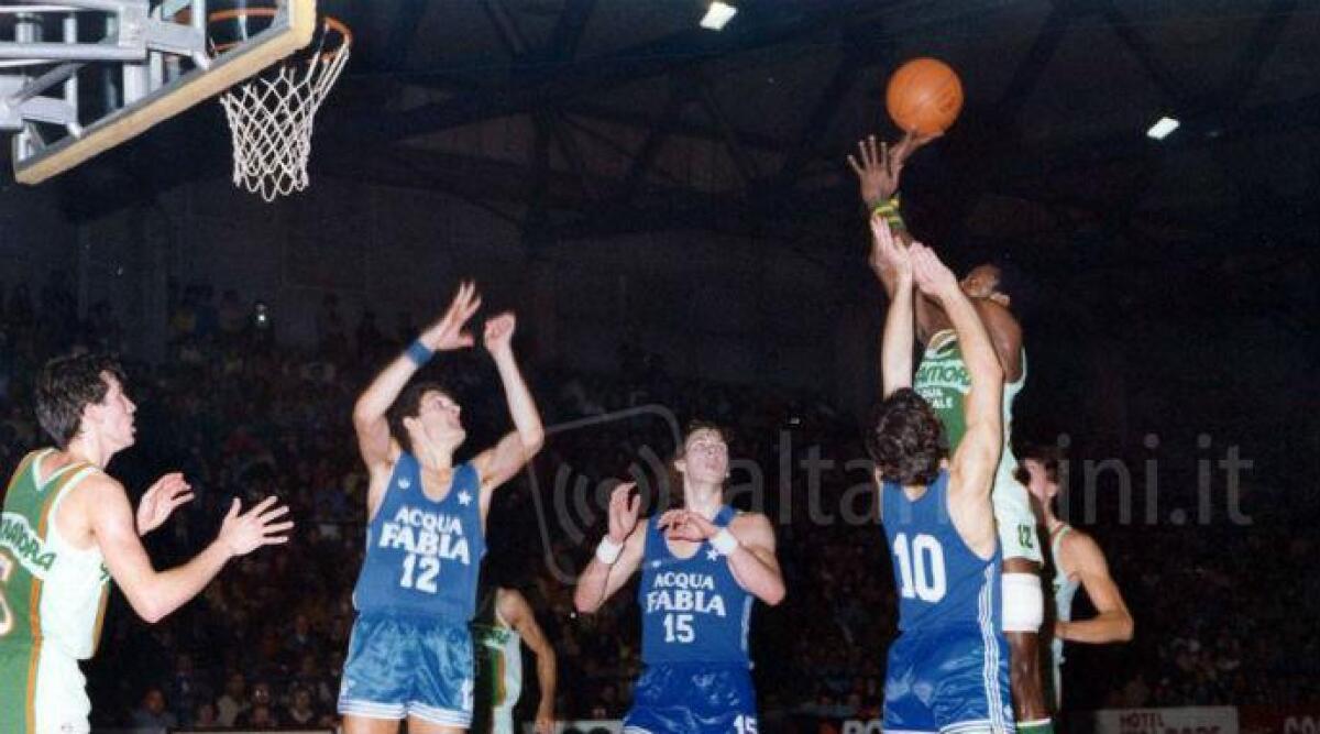 Un museo on line con foto ed immagini per celebrare gli anni d'oro del basket riminese - 
