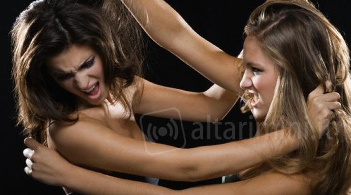 'Hai rovinato il mio matrimonio': la compagna dell'ex marito picchiata, nei guai ex moglie e la madre - 