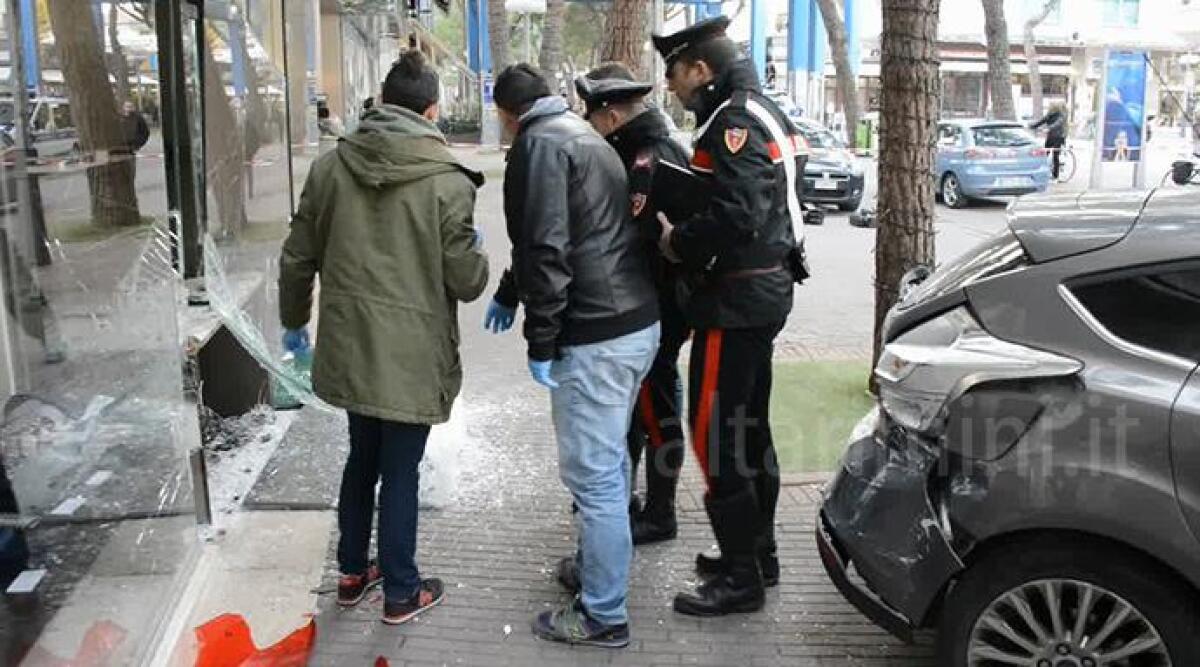 VIDEO: spaccata alla gioielleria Tamburini di Riccione, auto come ariete. Il blitz in pieno giorno - 