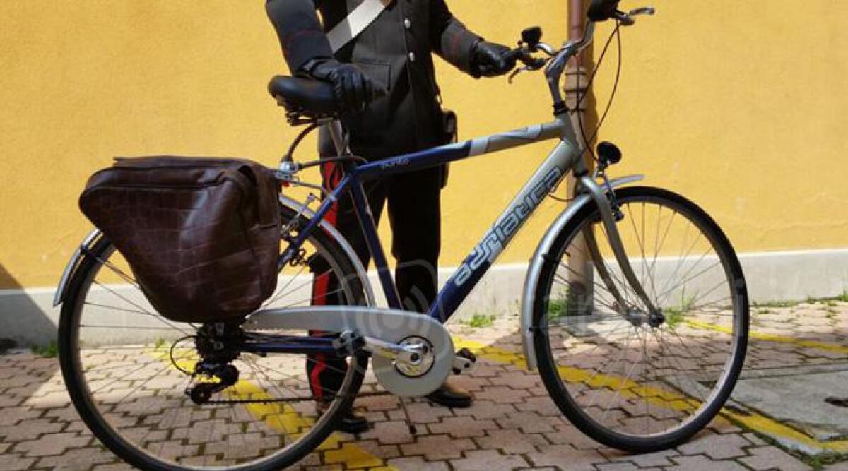 Ritrova la bici rubata da 4000 euro in un alimentari di Rivabella: il negoziante finisce denunciato - 