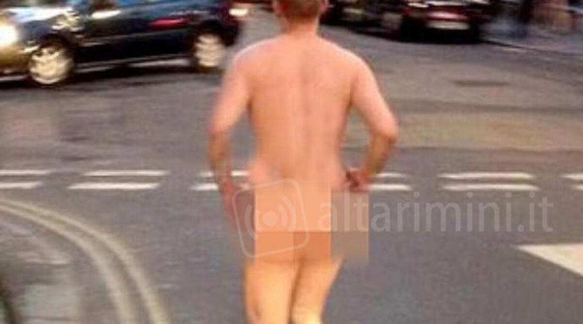 Rimini, uomo nudo corre in strada saltando sui tetti delle auto in sosta. Fermato dalla Polizia - 