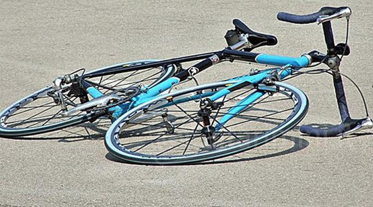 Schianto a Villa Verucchio, ciclista investito e &quot;sbalzato&quot; nella rotonda. E' grave al 'Bufalini' - 