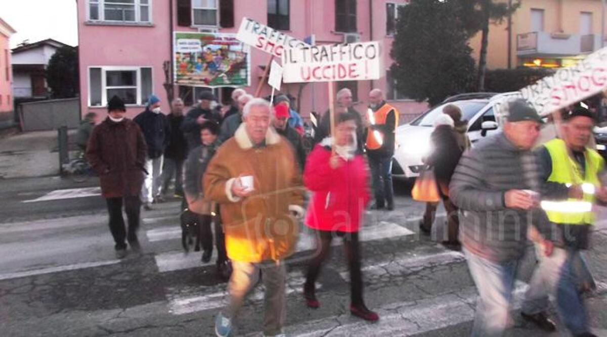 Sulle strisce avanti e indietro bloccano il traffico, a Santa Giustina nuova passeggiata di protesta - Foto di repertorio
