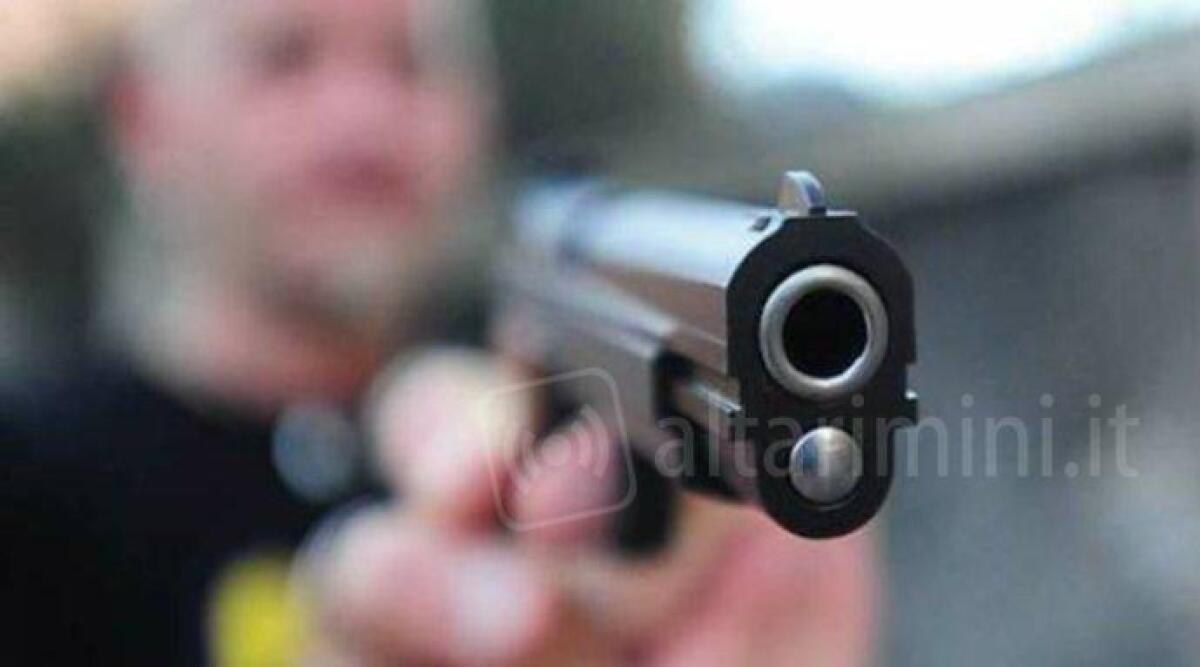 Rimini, colpo nel negozio di parrucchiere: pistola alla mano fugge con l&rsquo;incasso - 