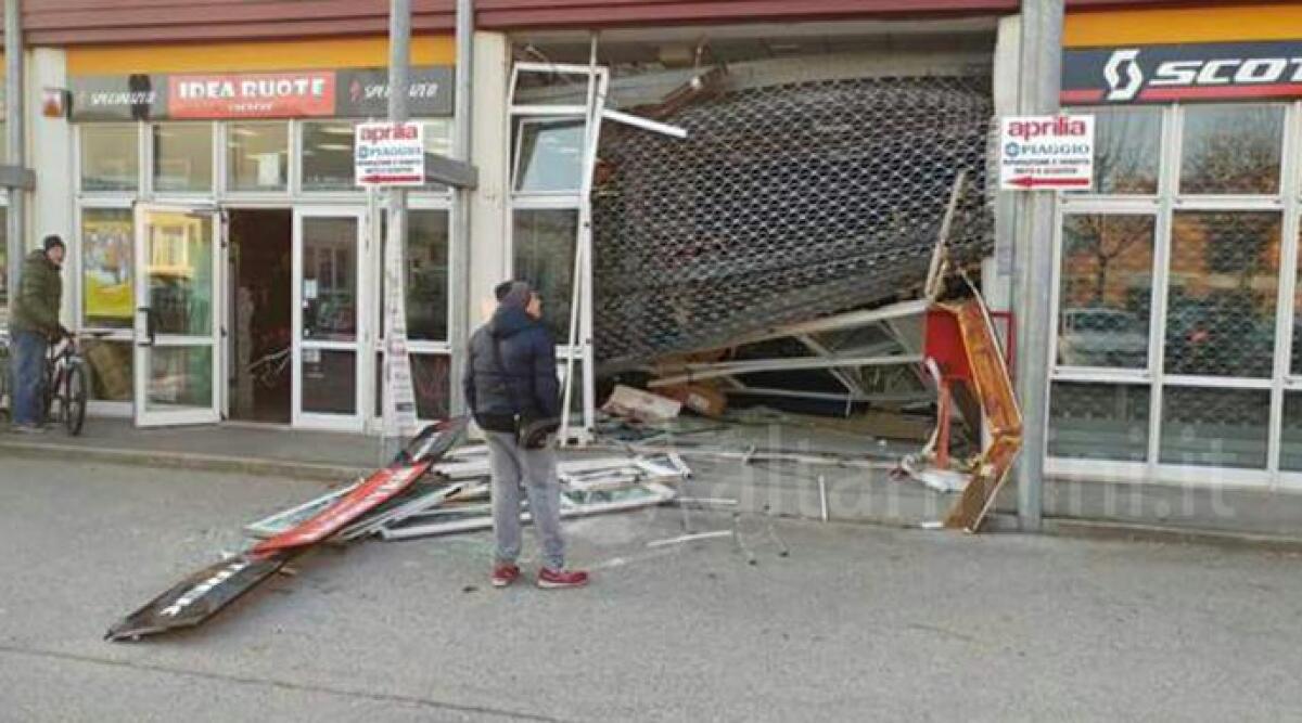 FOTO: spaccata notturna nel negozio di bici Idea Ruote di Santarcangelo. Rubate 10 biciclette di valore -