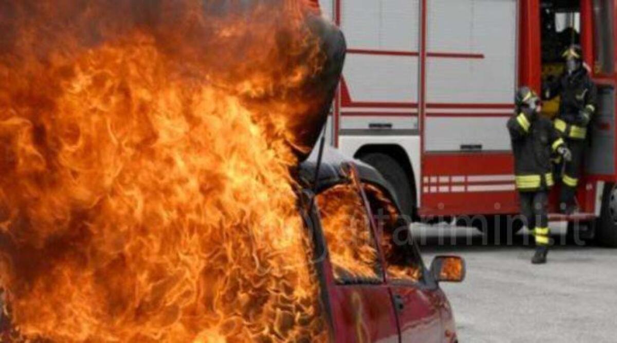 Auto in fiamme a Santarcangelo ridotta in cenere: forse matrice dolosa -