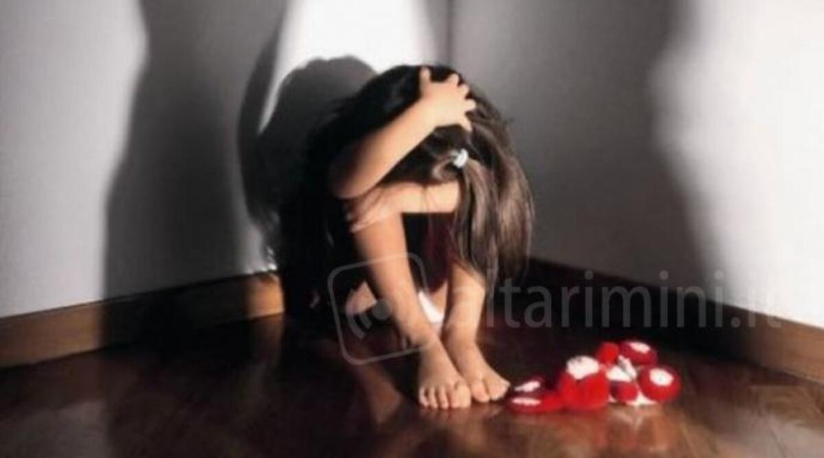 Bambina di 6 anni violentata in una abitazione di Rimini. In casa c'erano i genitori e altri ospiti - 