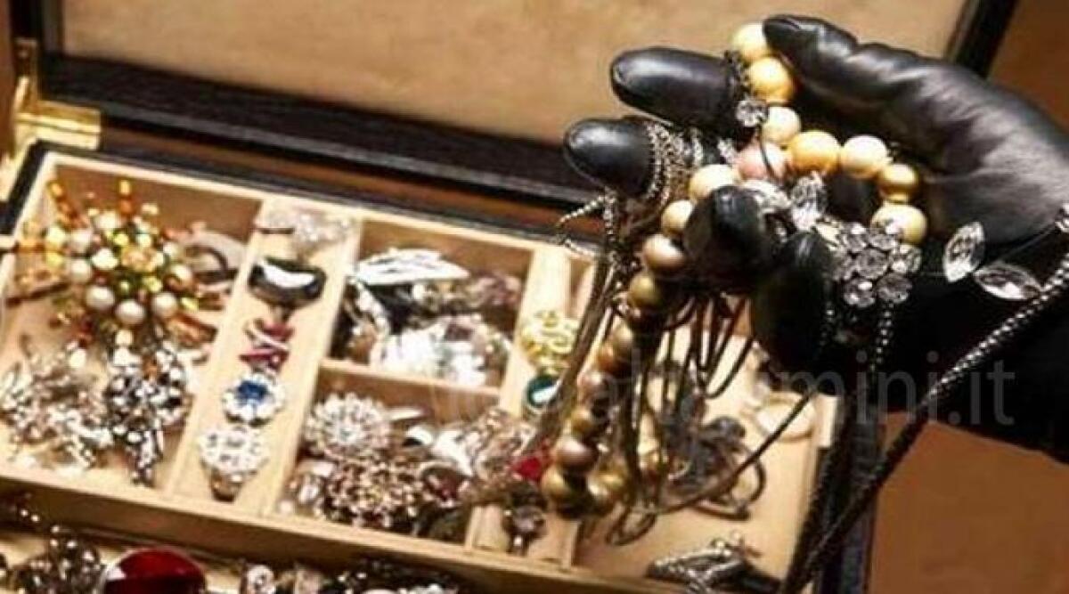 VIDEO: si ritrova la gioielleria tutta svuotata, colpo da 200.000 euro. Un'impronta tradisce i due ladri - Immagine di repertorio
