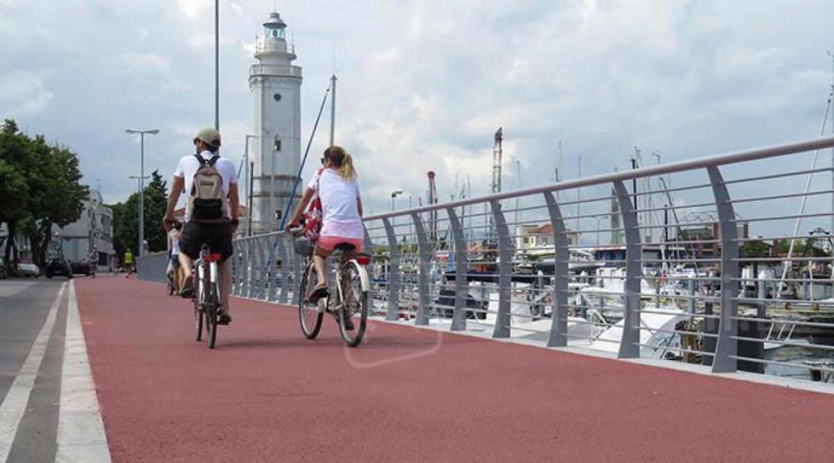 Svolta ecologica a Rimini, in 8 anni crescono piste ciclabili e aree pedonali. Meno spazio alle auto - 