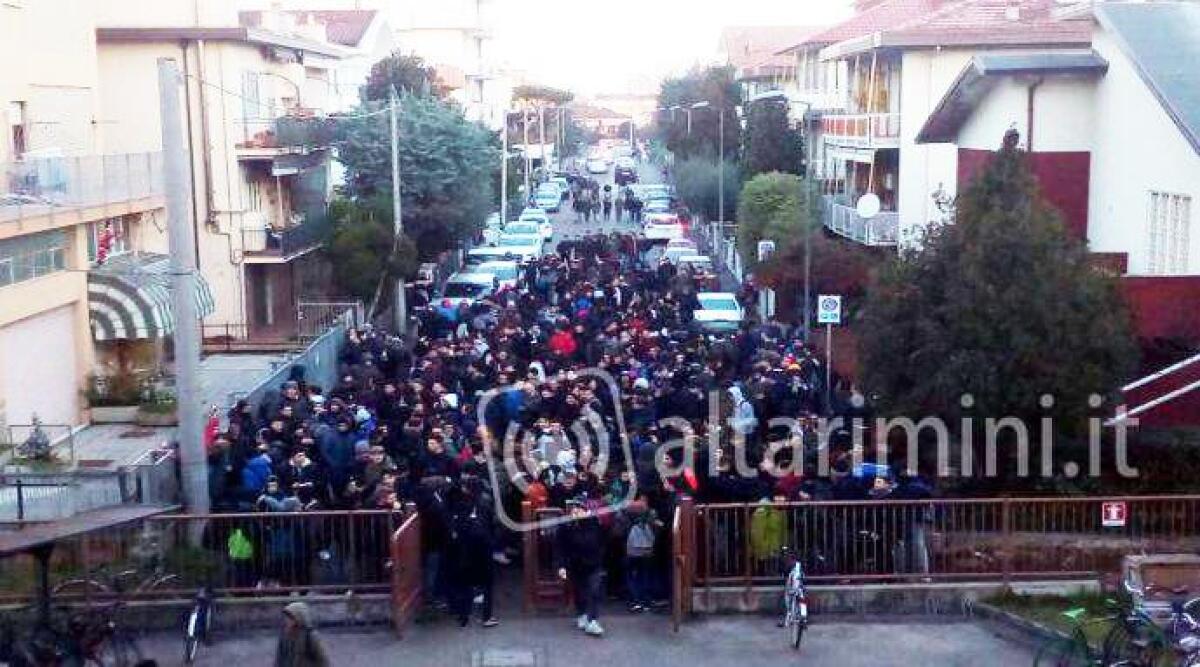 Un post della preside su Facebook scatena la protesta. Gli studenti scendono in piazza a Rimini - 