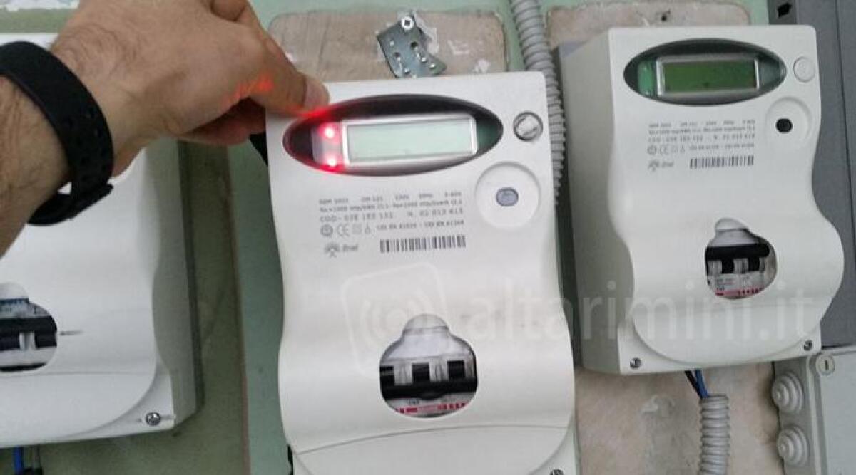 Magrebino inquilino 'moroso'. Il padrone di casa gli stacca la luce e lo chiude in casa, finendo nei guai -