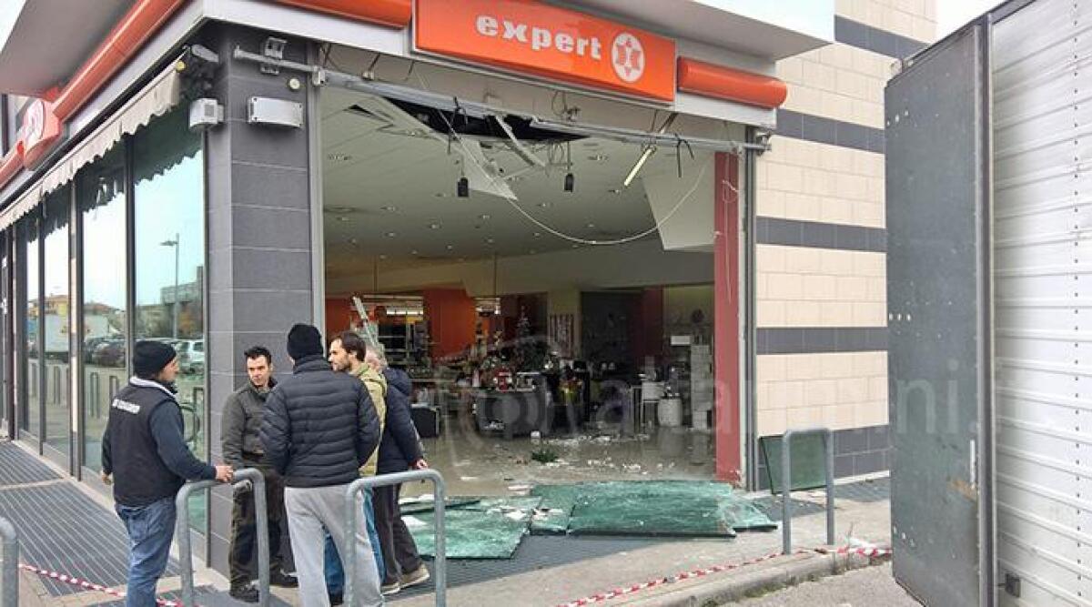 VIDEO: con un Suv rubato sfondano la vetrina e svuotano il negozio Chiari Expert di Rimini -