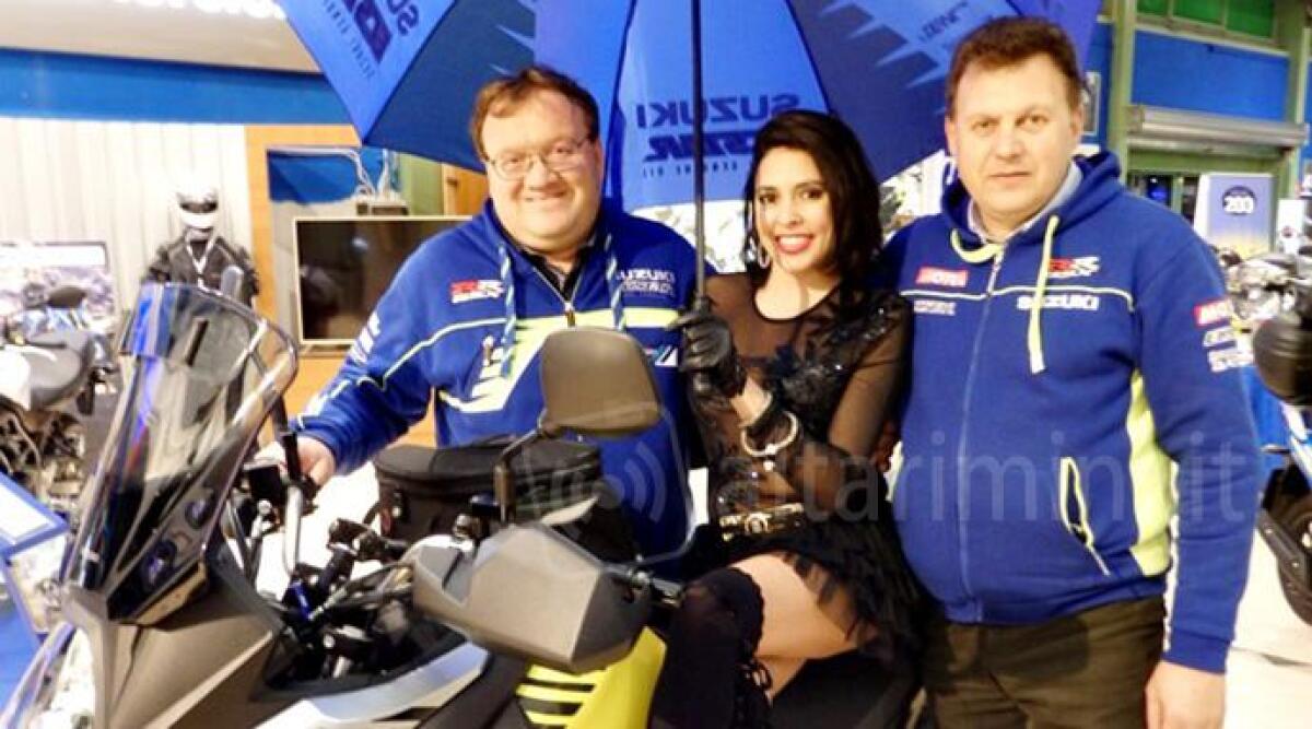 Miss Venezuelana in sella alla nuova Suzuki, solo due esemplari in Europa. Colpaccio da Ugolini di Rimini - 