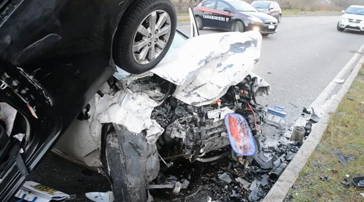 VIDEO: brutto scontro frontale tra due auto all'alba a Misano Mare, gravi quattro ragazzi -