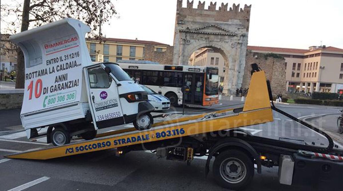 Rimini centro, traffico in tilt per colpa di ape vela in sosta vietata con messaggio pubblicitario - 