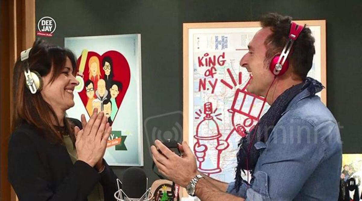 Rimini, Bea mi vuoi sposare? Il regalo di Natale è la proposta di matrimonio in diretta su Radio Deejay -