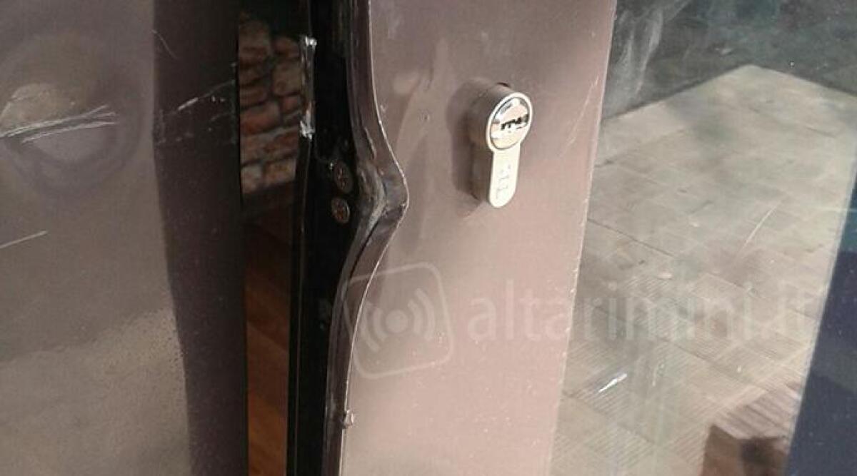 Furto in pizzeria a Rimini: ladri nella notte forzano la porta. Danni e bottino da 4mila euro - 