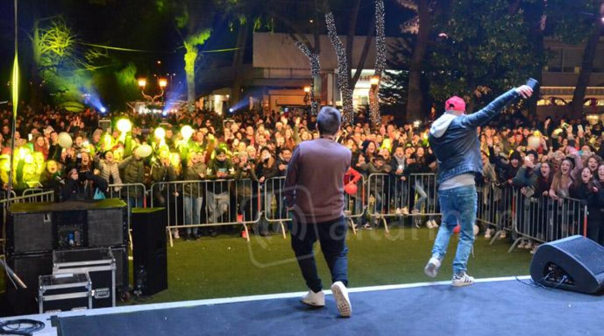 Le star di Youtube riempiono piazzale Ceccarini di Riccione, tanti giovanissimi entusiasti - 