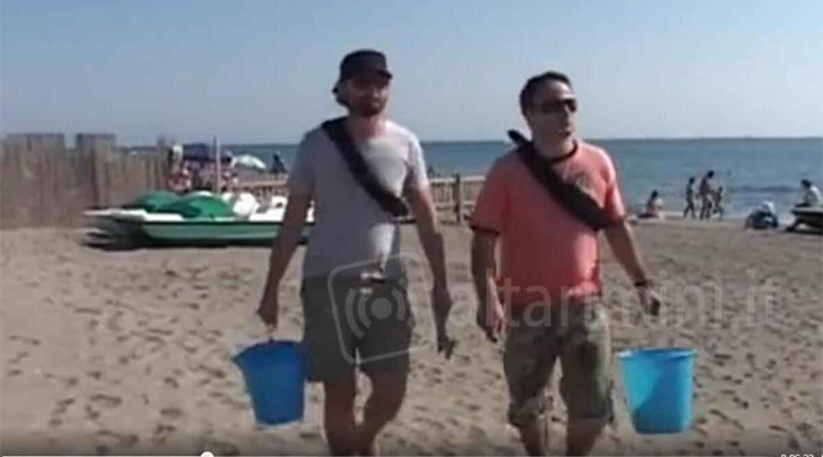 Assolto venditore di 'coccobello', era accusato di minacce sulla spiaggia di Rimini a inviato de Le Iene - 