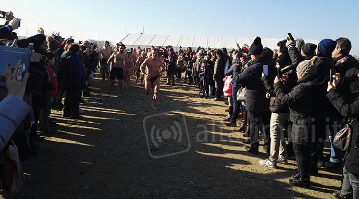 FOTO: sfida al gelo, fanno il bagno il 1 gennaio. I riminesi rispettano la tradizione per salutare il 2017 - 