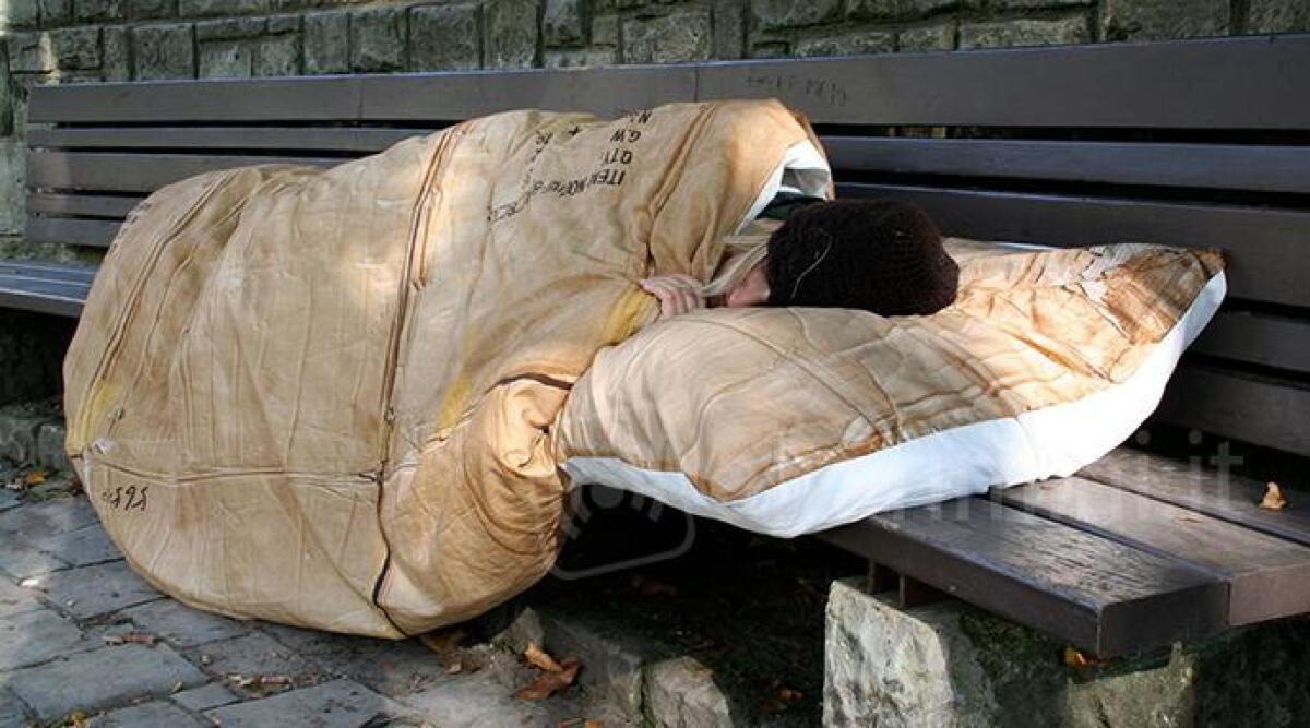 Temperature in calo, senzatetto in balia del freddo a Rimini. I punti dove trovano riparo - 
