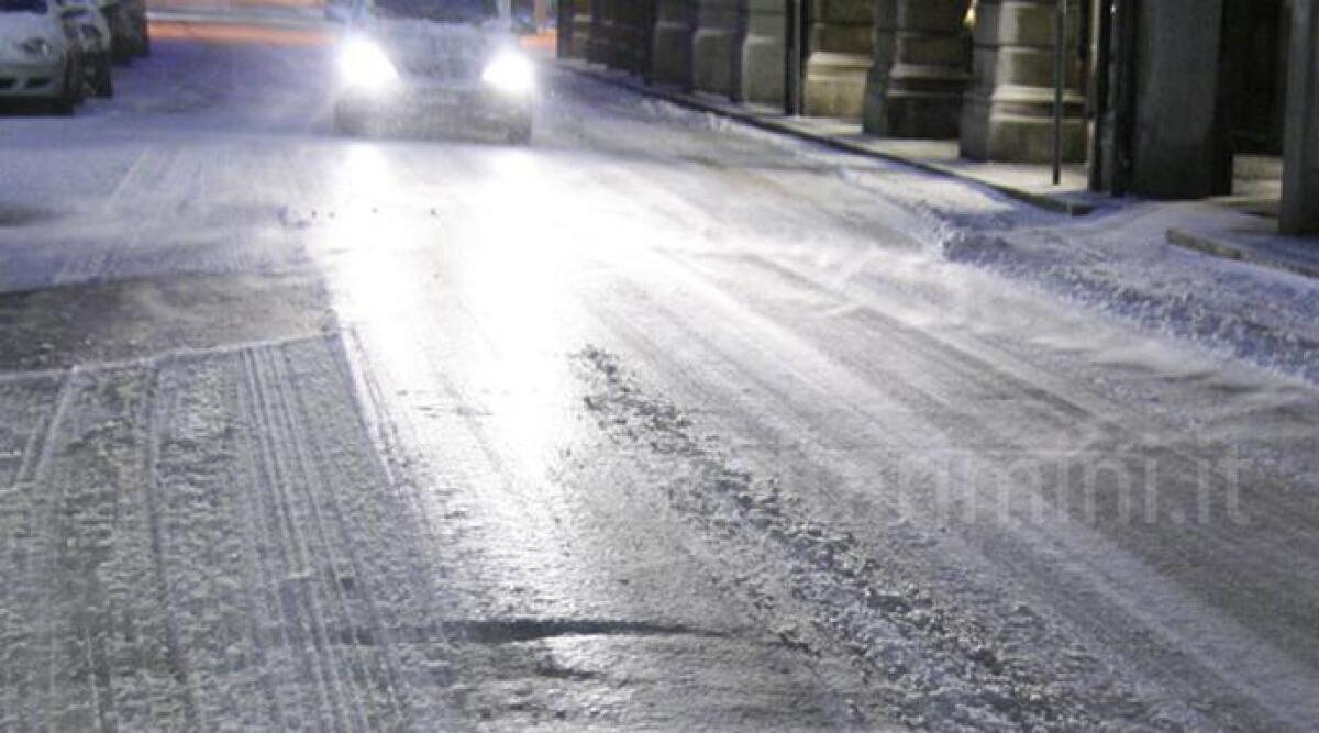 Ghiaccio sulle strade, a Rimini mezzi spargisale in azione. Rimane lo stato d'attenzione per i prossimi giorni - 