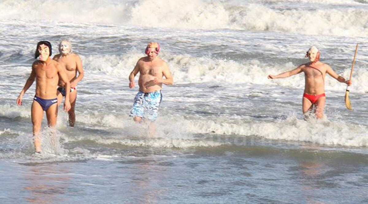FOTO: Misano Adriatico, sfidano il freddo pungente e alte onde. Tuffo in mare per l'Epifania -