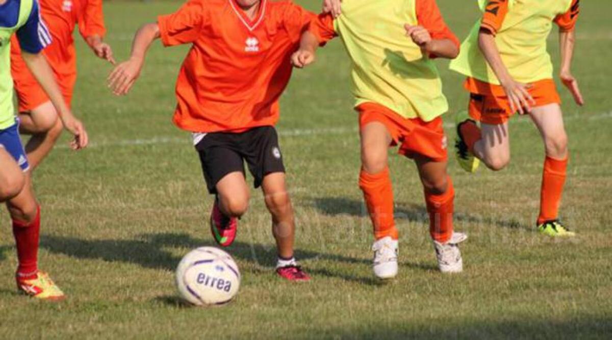Scontro durante allenamento sul campo di calcio: paura per 16enne soccorso e trasportato in ospedale - 