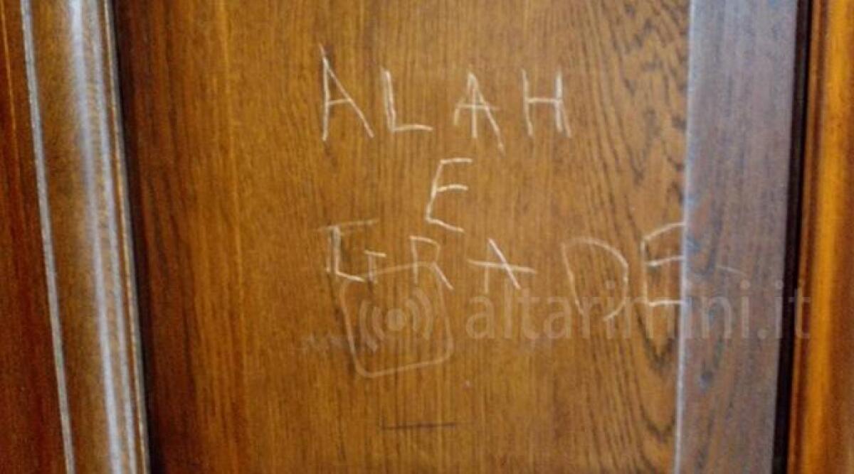 Scritte 'Allah &egrave; grande' sulla porta della chiesa e sull'auto del parroco. Indagano i carabinieri - 
