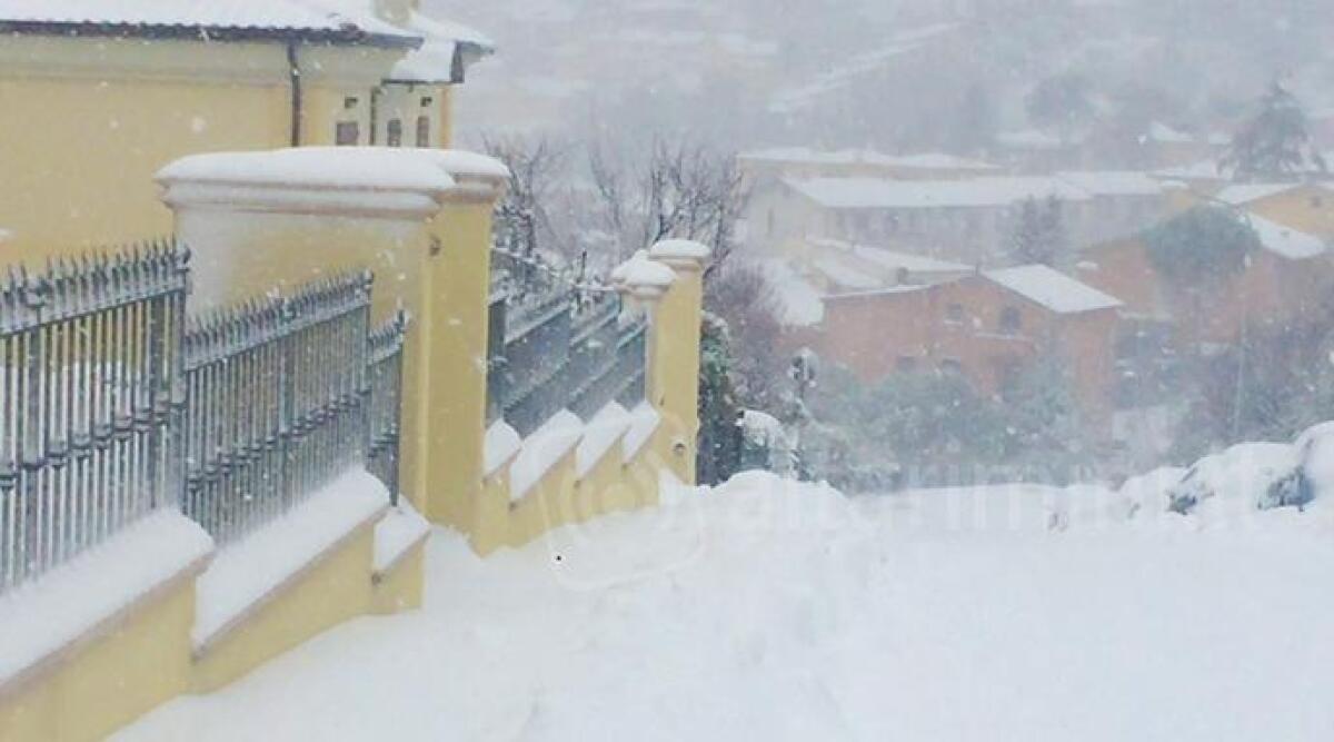 Bufera di neve in corso in Altavalmarecchia, le immagini dei paesi in difficolt&agrave;. Auto cappottata a Viserba - 