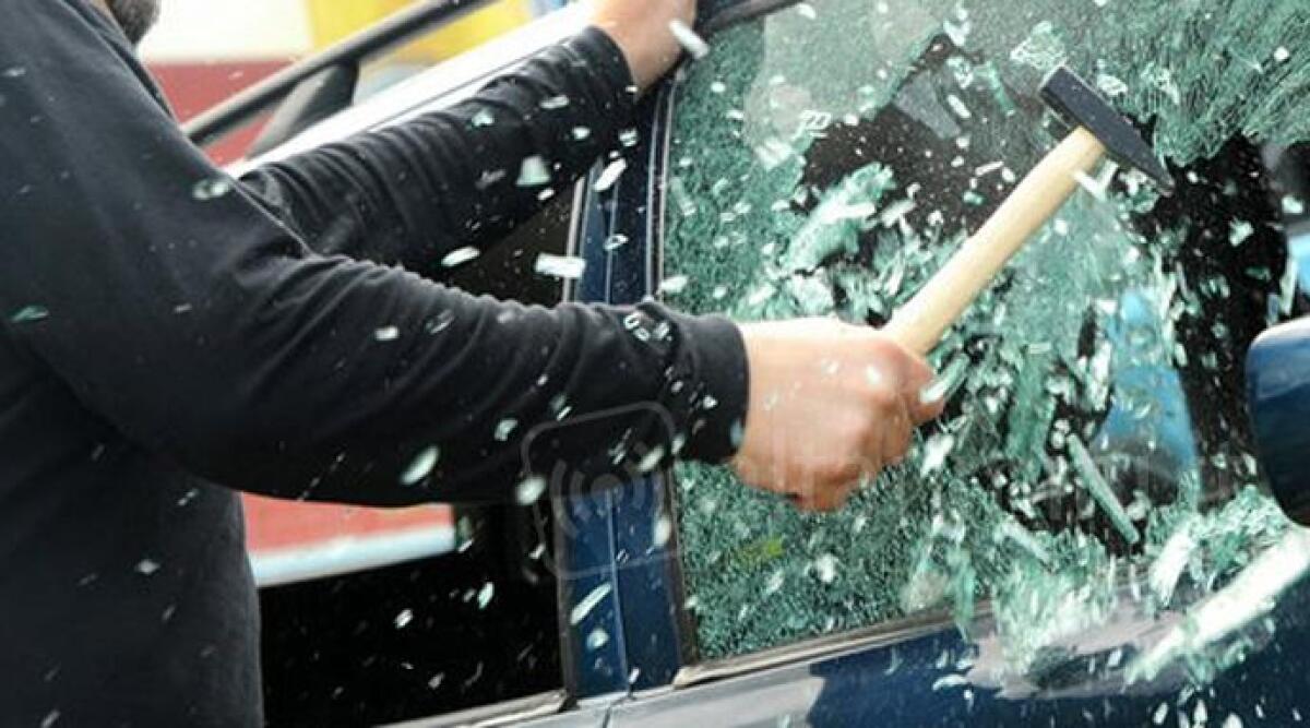 Furti a raffica e finestrini rotti delle auto, il ladro seriale del lungomare di Rimini beccato sul fatto - 