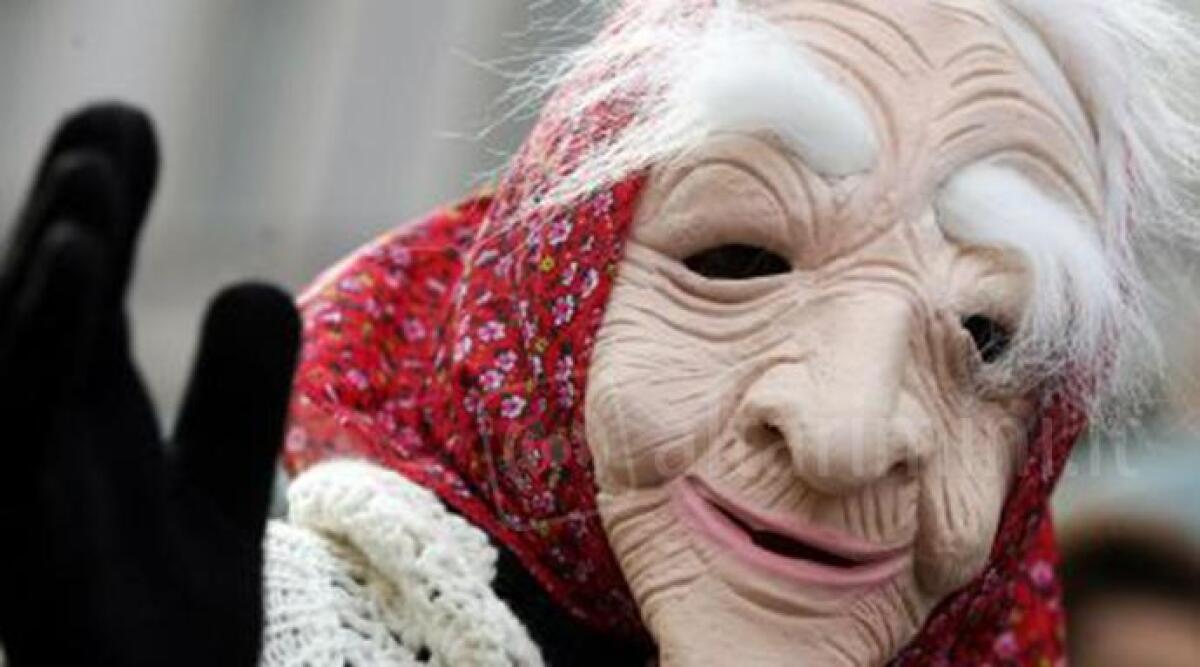 VIDEO: guarda il magico volo della Befana dei pompieri scesa in piazza a Santarcangelo - 