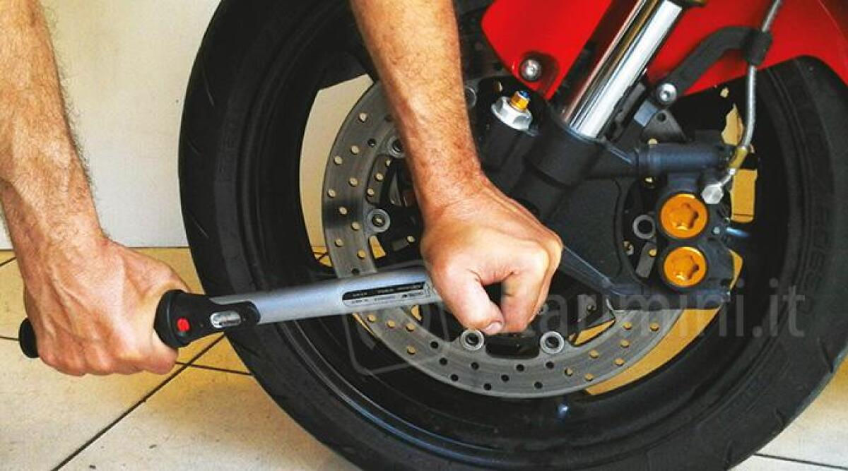 Morciano, non ripara velocemente il motorino e viene minacciato: due arresti per estorsione -