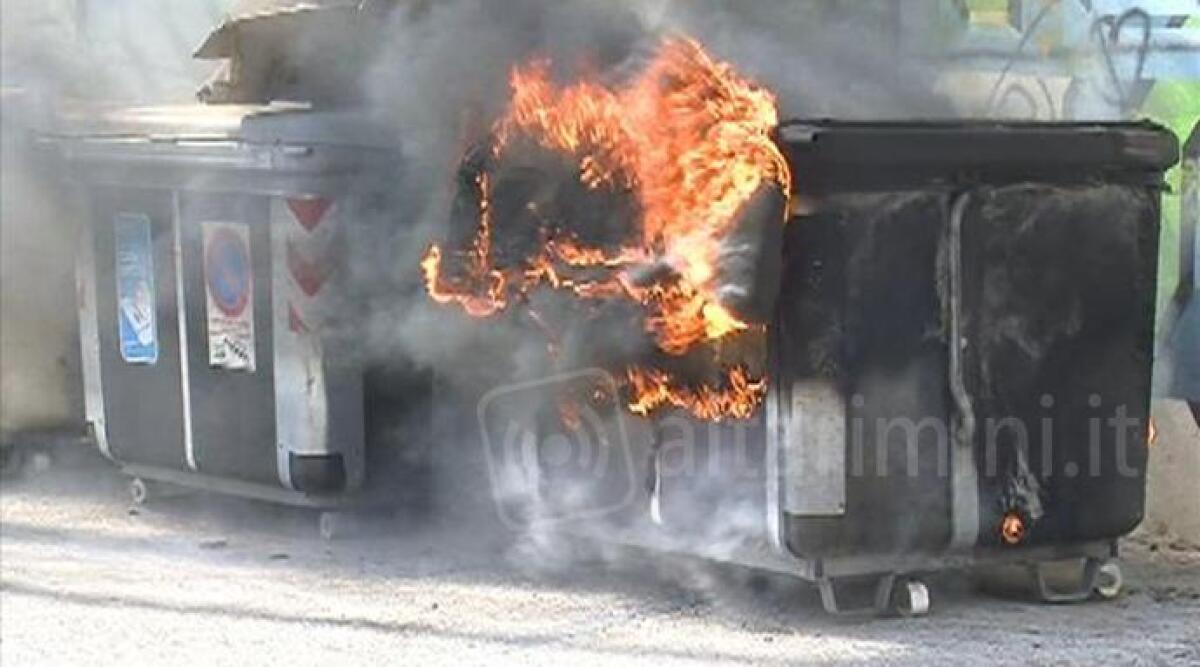 Riccione: a fuoco il cassonetto della spazzatura forse per un petardo posto all'interno - 