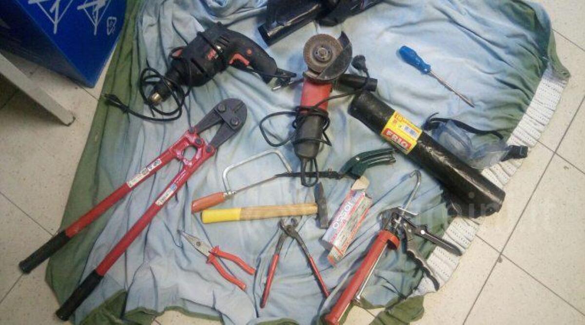 Fermato in bici ubriaco e con una borsa piena di arnesi da scasso: rumeno finisce nei guai - 