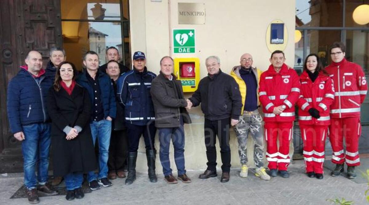 Nuovo defibrillatore a Novafeltria donato dalla famiglia Celli, il 'salvavita' in piazza Vittorio Emanuele - 