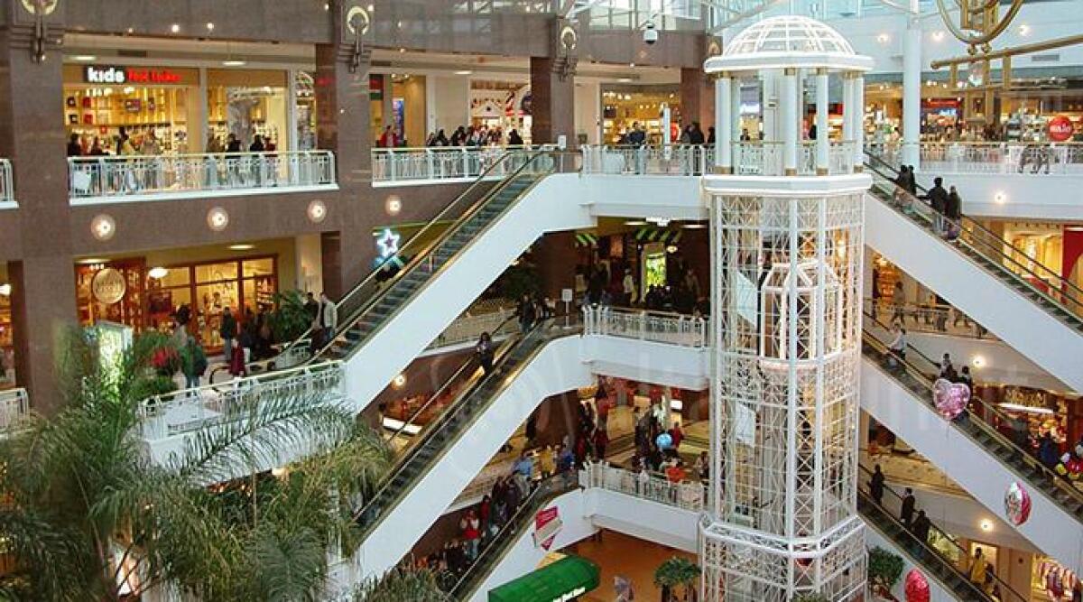 Rubano profumi e cosmetici per 300 euro al Centro Atlante, denunciati cinque giovani - 