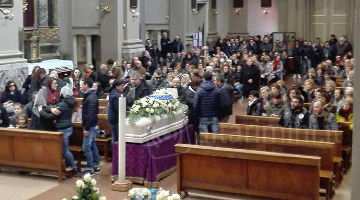 Moto: chiesa stracolma e palloncini azzurri con il numero di gara 55, l'ultimo saluto a Stefano Togni -