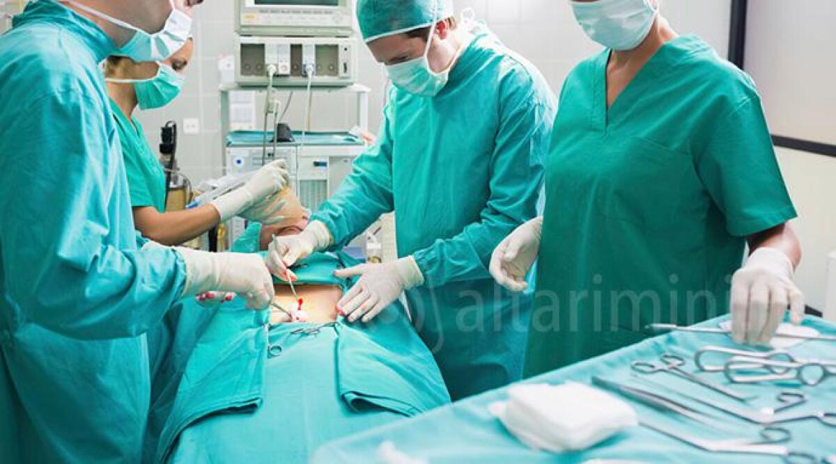 Mor&igrave; per le infezioni contratte dopo l'intervento al femore, nei guai medico riminese - 