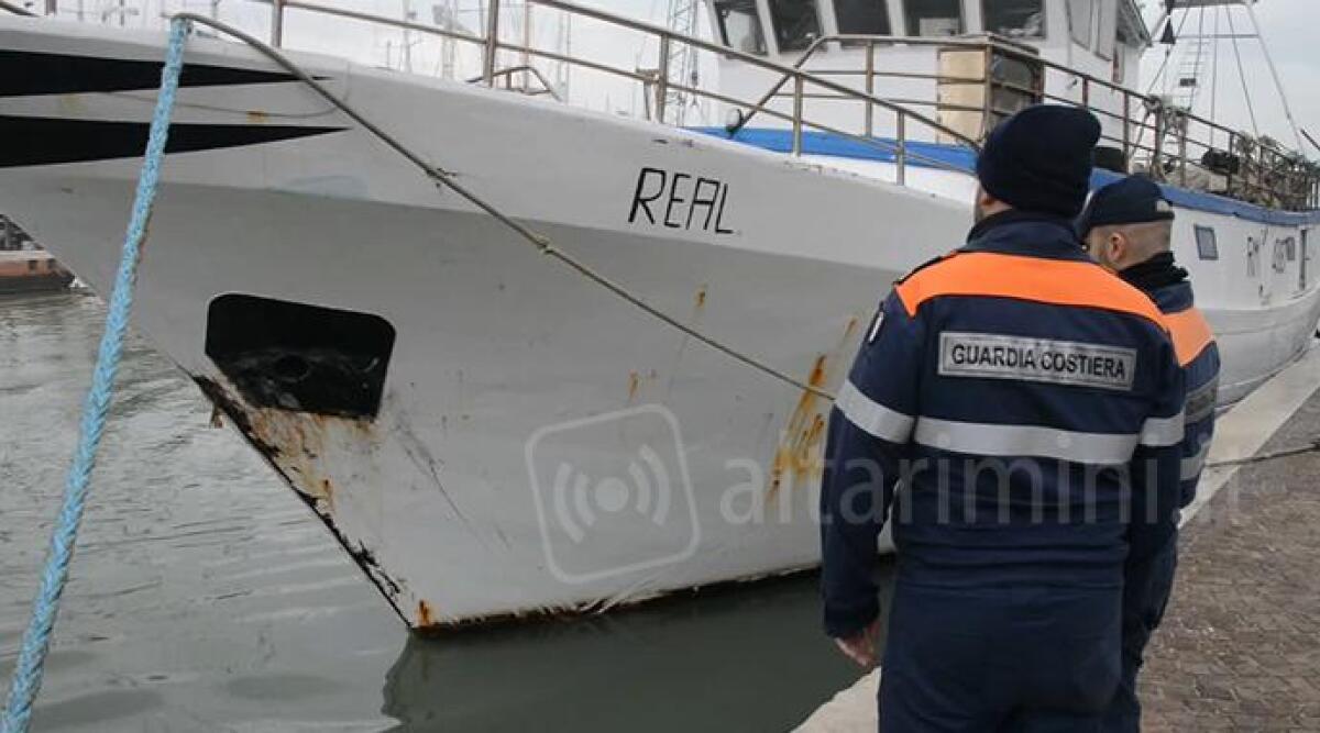 Scontro navale al largo di Rimini, ecco il VIDEO del peschereccio rimasto a galla - 