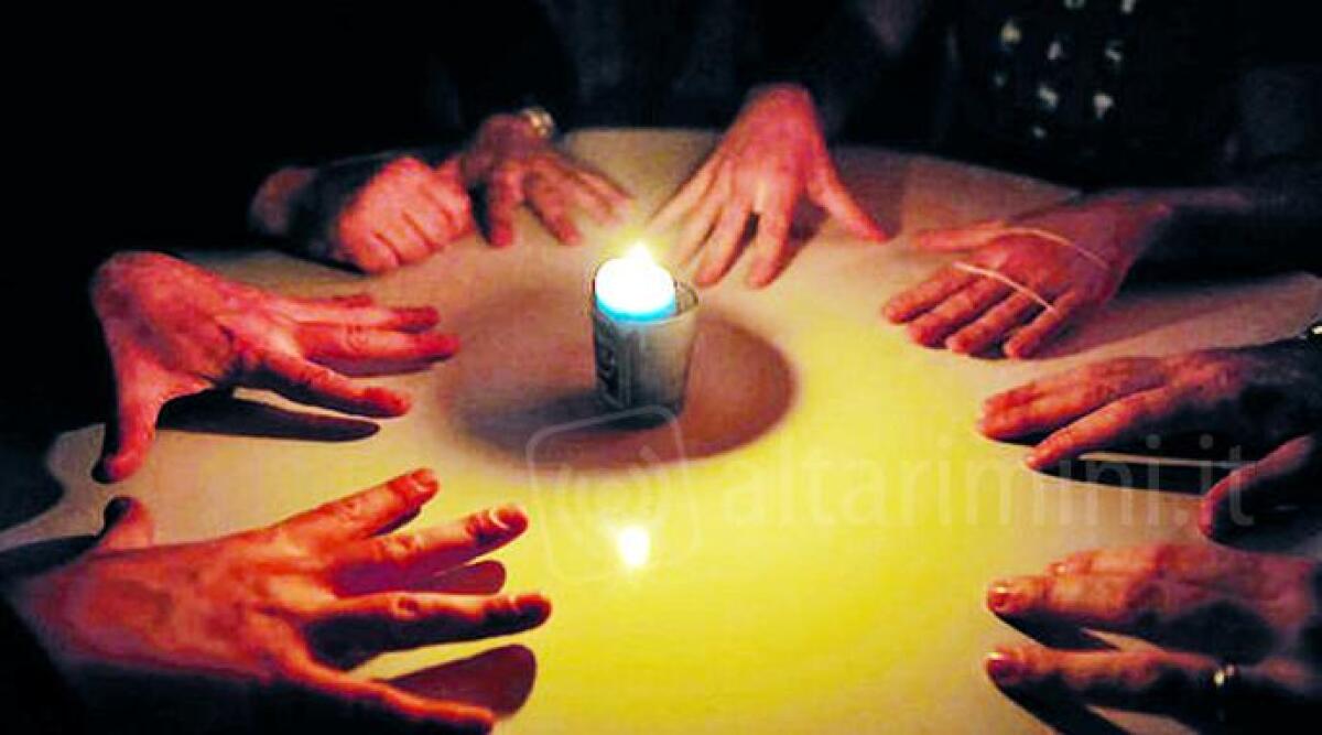 Diceva di contattare defunti con sedute spiritiche, prescritte le accuse contro 'Maga di via Fiandra' - 