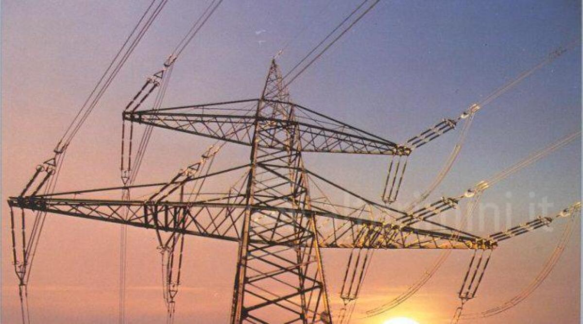 Scintille sui cavi elettrici, riminesi spaventati. Vigili del Fuoco: &lsquo;Fenomeno nella norma, Enel allertata&rsquo; - 