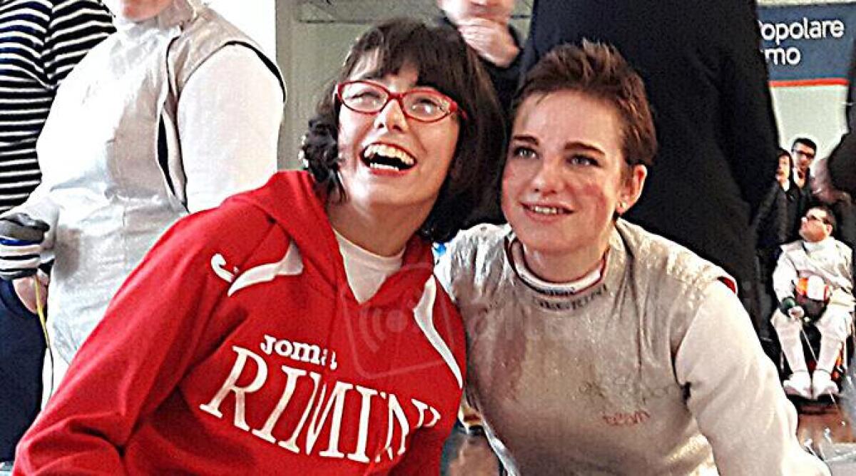 Arianna Palmieri nella spada paralimpica e Lucrezia Zangari nel fioretto festeggiano sul podio - 