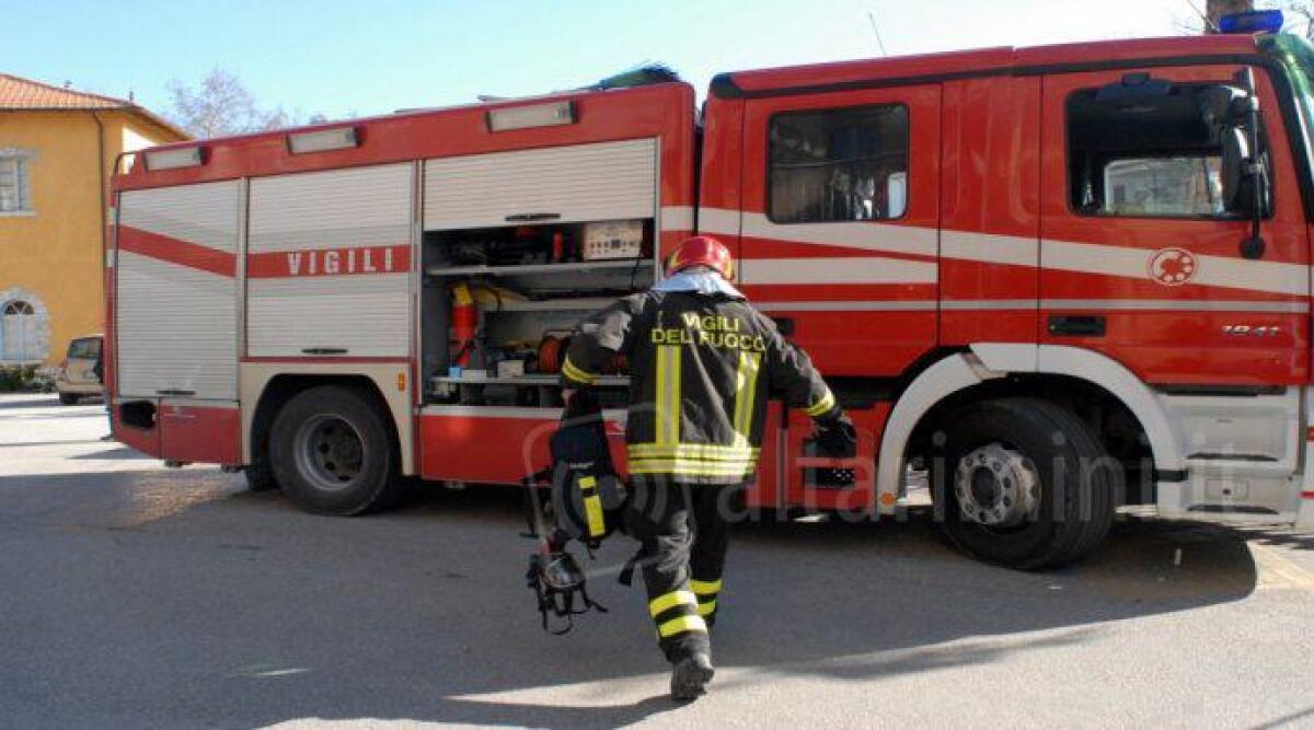 Fiamme in un hotel di Viserbella: autoscala dei Vigili del Fuoco in azione - 
