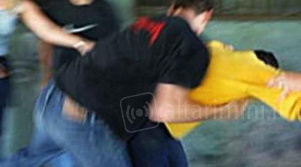Picchia fidanzata durante partita di calcio, ultras intervengono e un tifoso gli molla un cazzotto - 