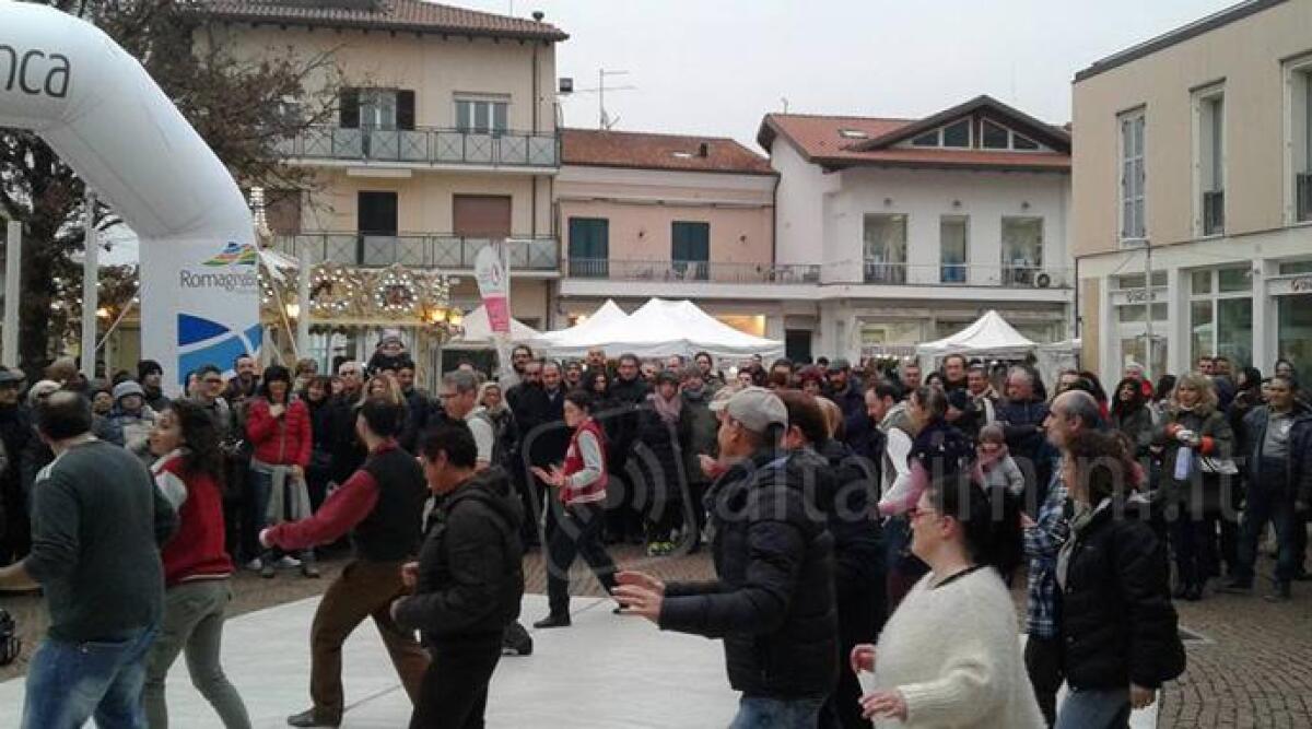 Baci in vetrina, bancarelle e balli vintage: successo per la festa di San Valentino di Bellaria - 