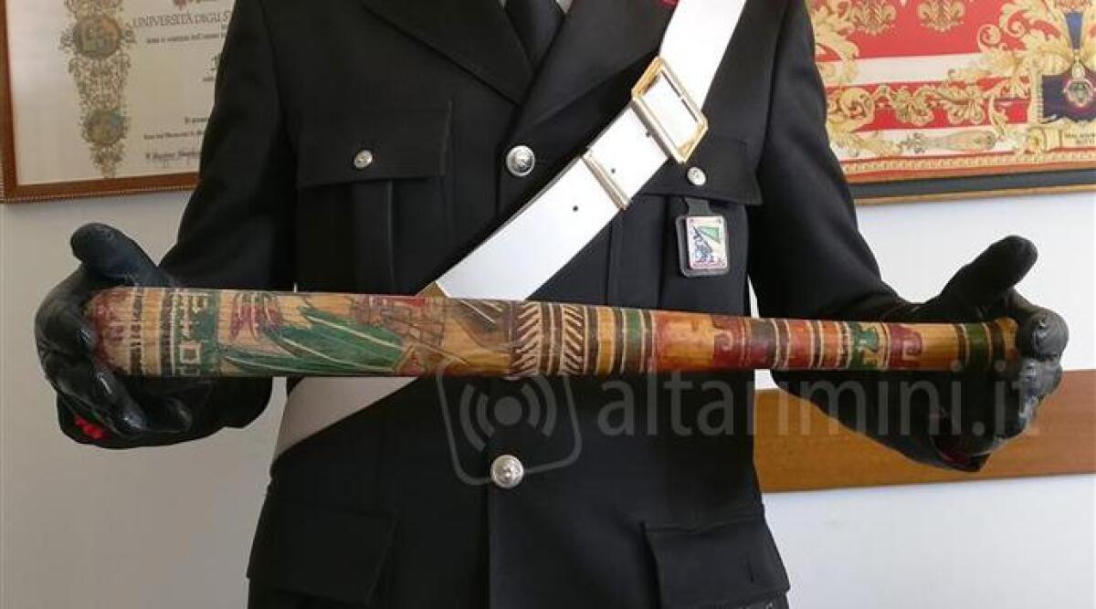 La madre lo rimprovera per le sue relazioni occasionali con donne diverse, lui la massacra di botte a bastonate - 