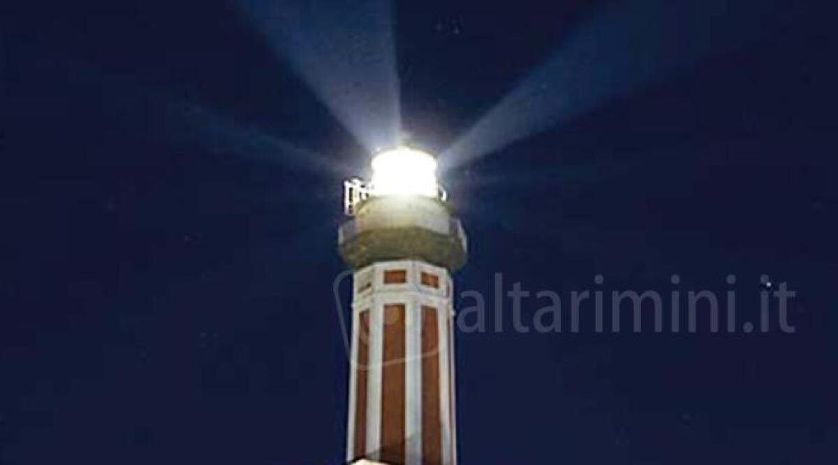 Accensione faro del Duce per attrarre turisti, sarà visibile anche da Rimini. E' polemica -