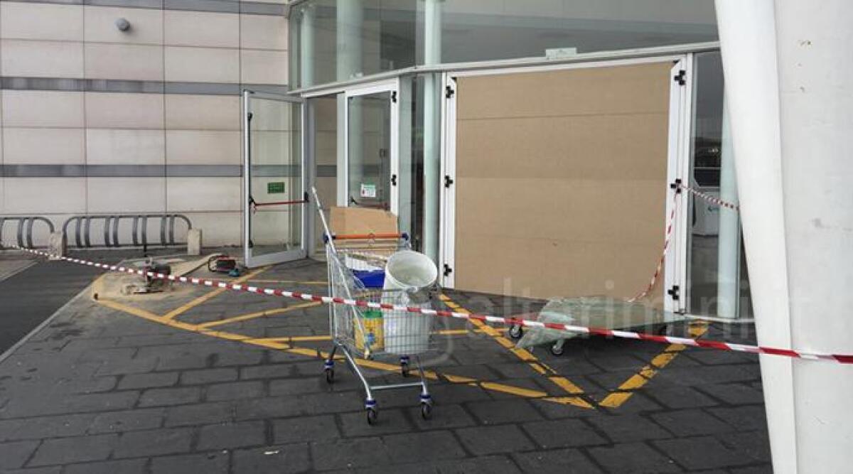 Spaccata al centro commerciale 'Le Befane di Rimini, lanciano auto contro vetrata. Ladri in fuga senza rubare nulla - 